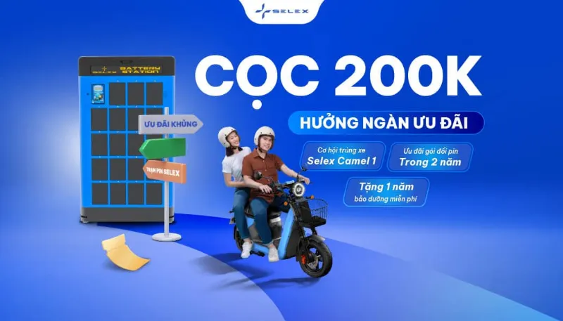 nhân viên tư vấn khách hàng mua xe